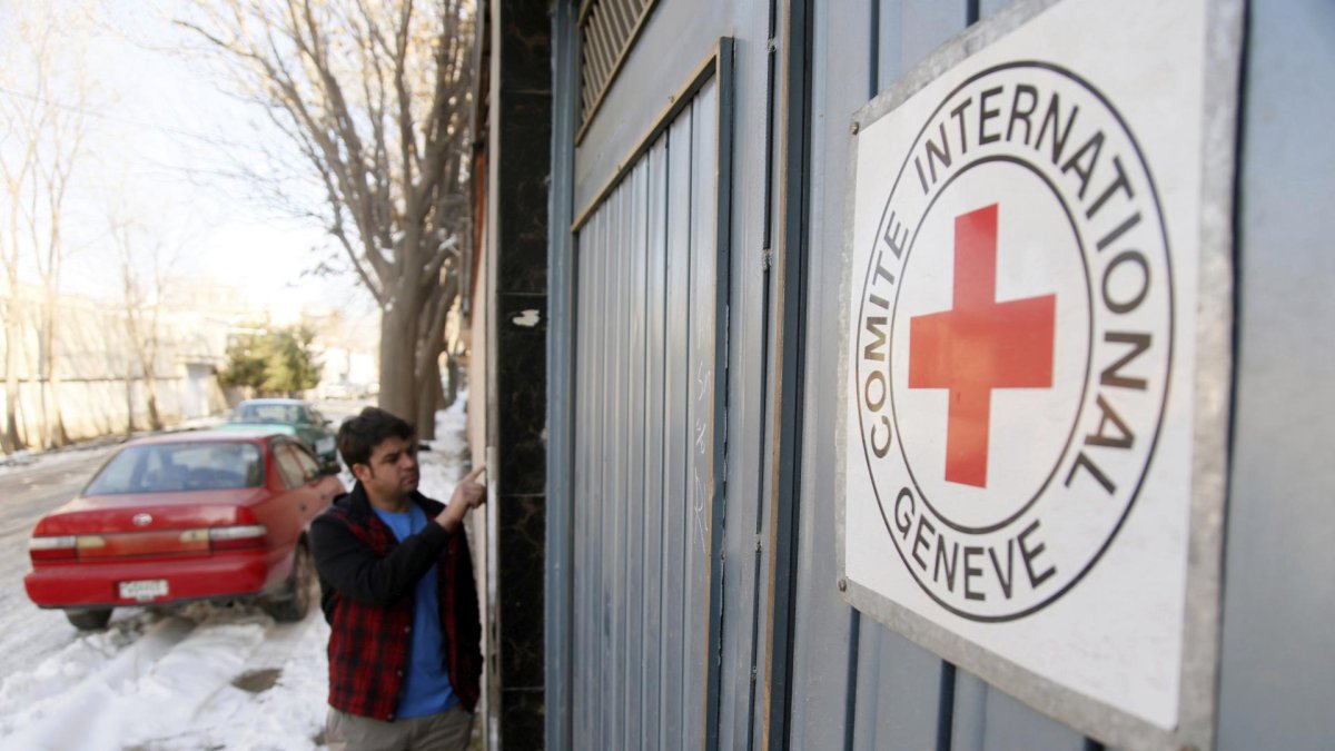 Un hombre ante la entrada de una oficina del Comité Internacional de la Cruz Roja (CICR) en Kabul.