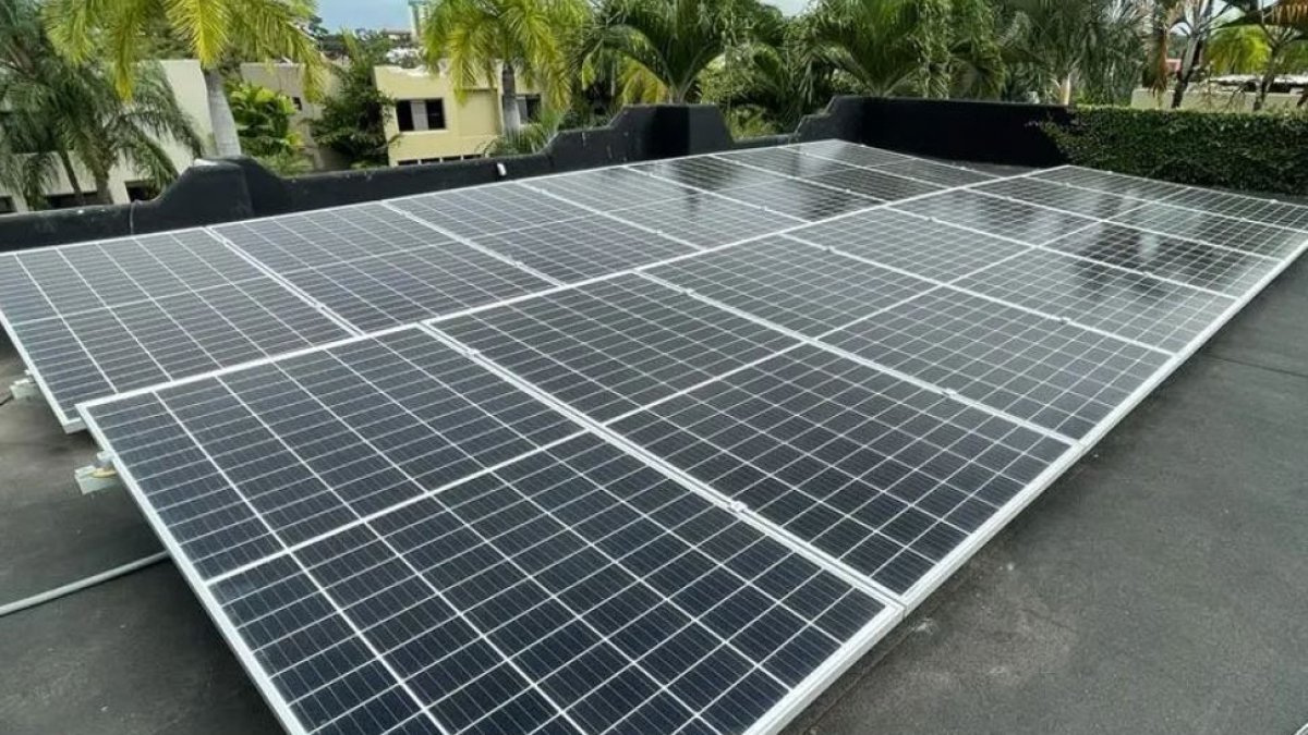 Algunas viviendas de sectores residenciales usan paneles solares.