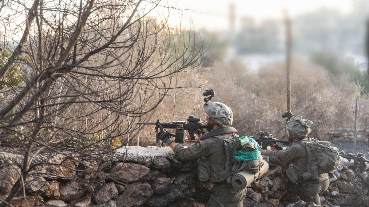 Soldados israelíes apostados en un punto sin determinar en el sur de Líbano.