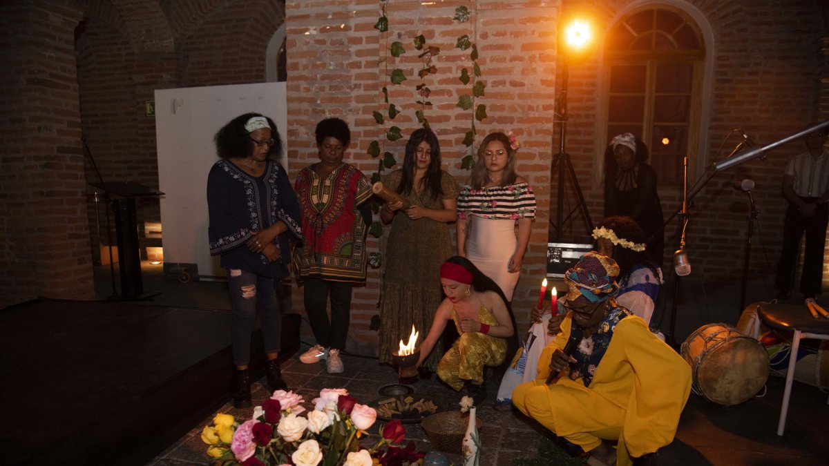 La muestra abrió sus puertas con una ceremonia ancestral dedicada al agradecimiento y a la sanación.