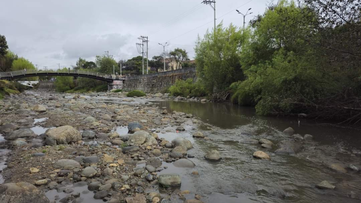 El río Tomebamba continúa en estiaje pese a la lluvia.