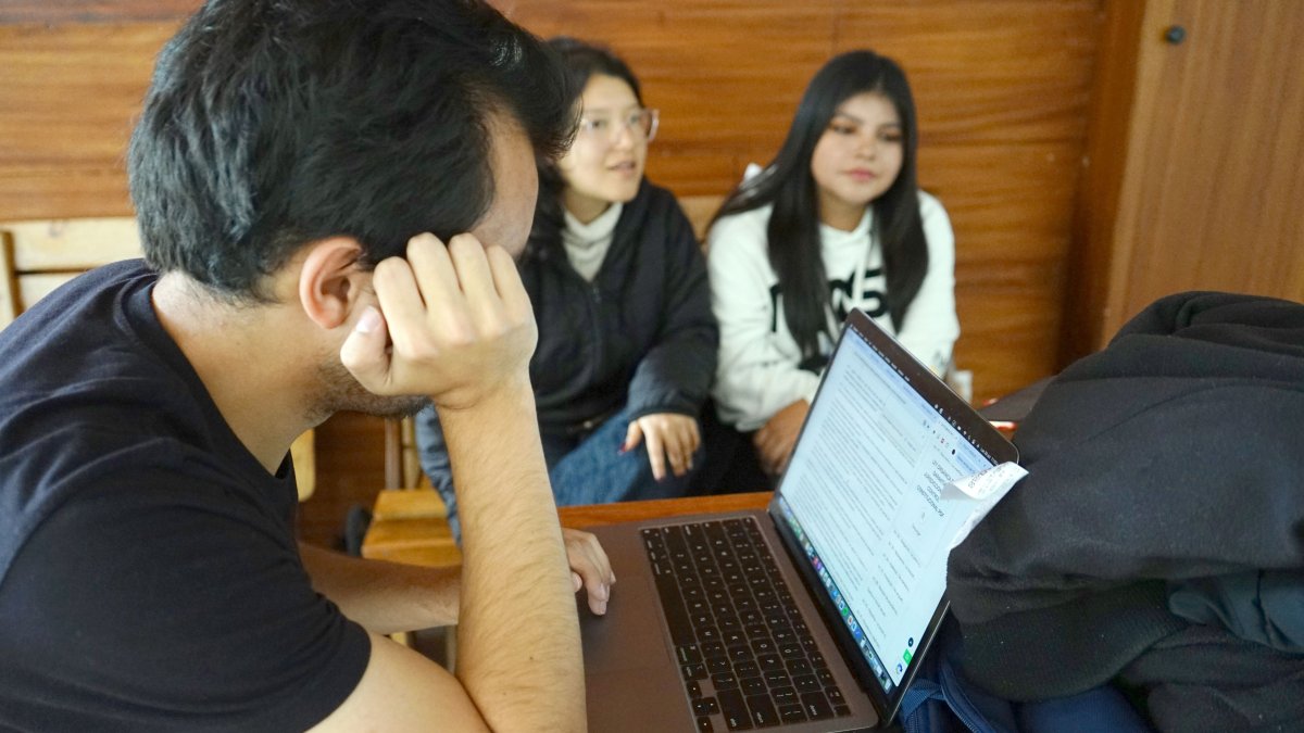 Estudiantes universitarios modifican sus horarios y su forma de estudio para sobrellevar los cortes de luz.