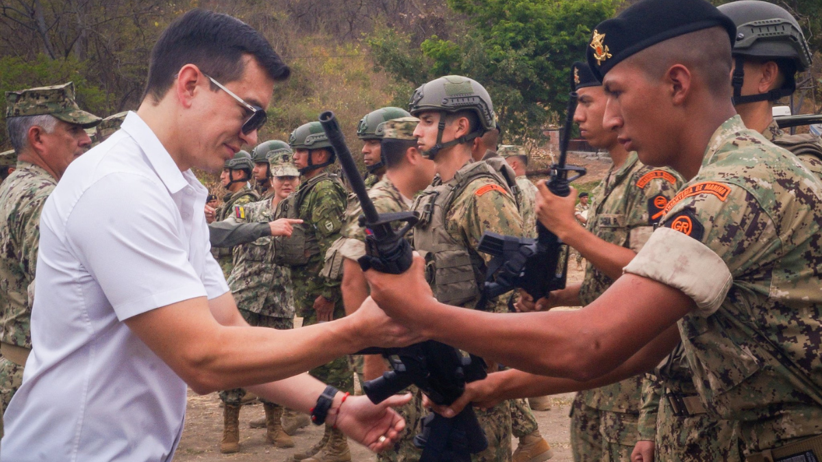 El presidente Daniel Noboa entregó armas, que fueron decomisadas a grupos delictivos, este 28 de octubre del 2024.