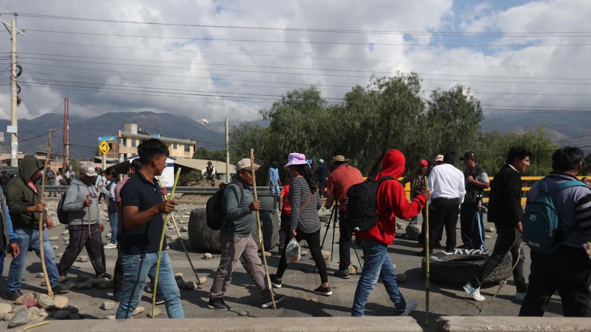 Seguidores del expresidente de Bolivia Evo Morales bloquean una vía durante este lunes, en Sipe Sipe (Bolivia).