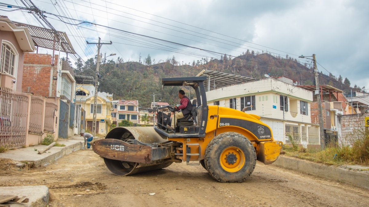 Tarea. Empleados municipales ejecutan un trabajo en el barrio El Rosal.