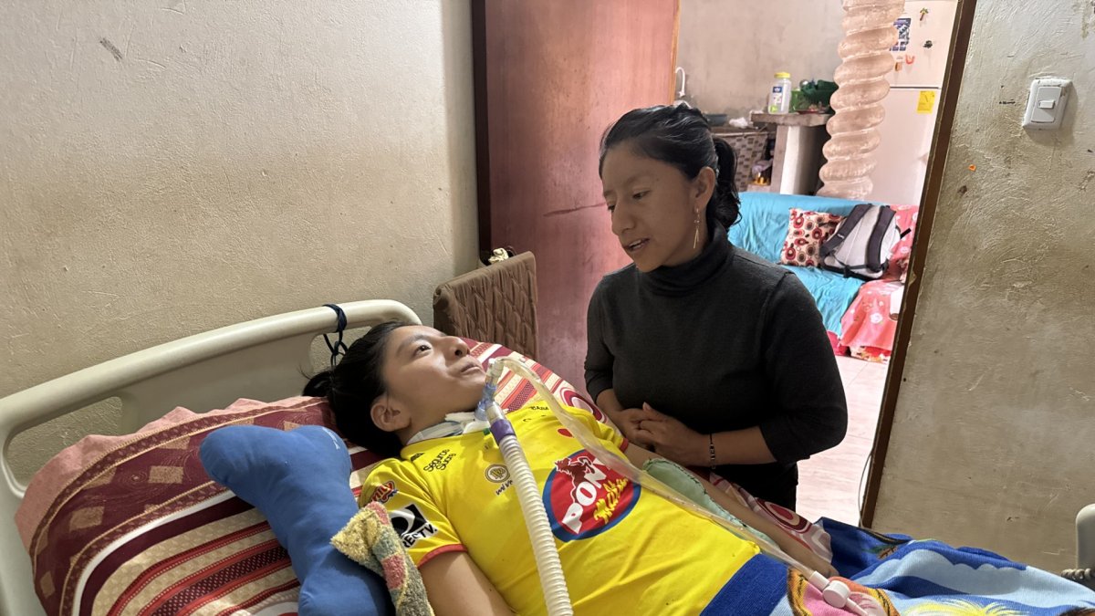 La batería del respirador al que está conectada Yaneisy Anchundia expira a finales de 2024.