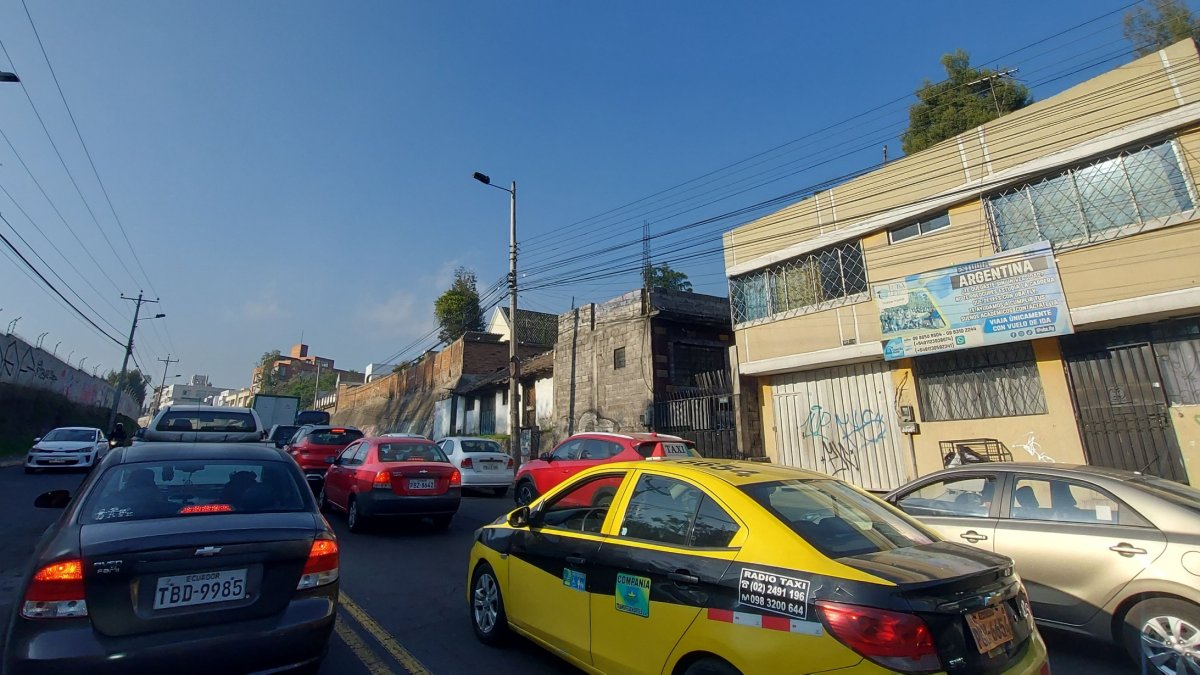 La medida rige en la capital de lunes a viernes en la mañana y tarde.