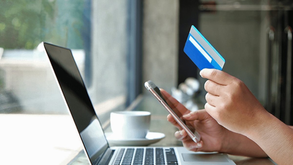 Comercio. Una persona realiza un compra virtual.