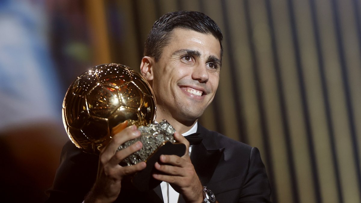 El centrocampista de Manchester City y España, Rodri, muestra el trofeo después de ganar el premio Men's Balón de Oro 2024.