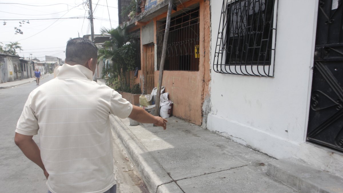 Caso. El hermano de una de las víctimas muestra el lugar de los hechos.