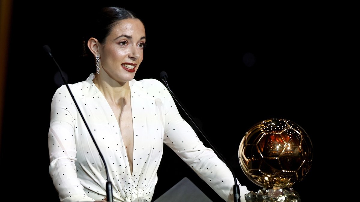 La jugadora del Barcelona Aitana Bonmati pronuncia su discurso tras ganar el Balón de Oro Femenino 2024 en la ceremonia del Balón de Oro 2024.