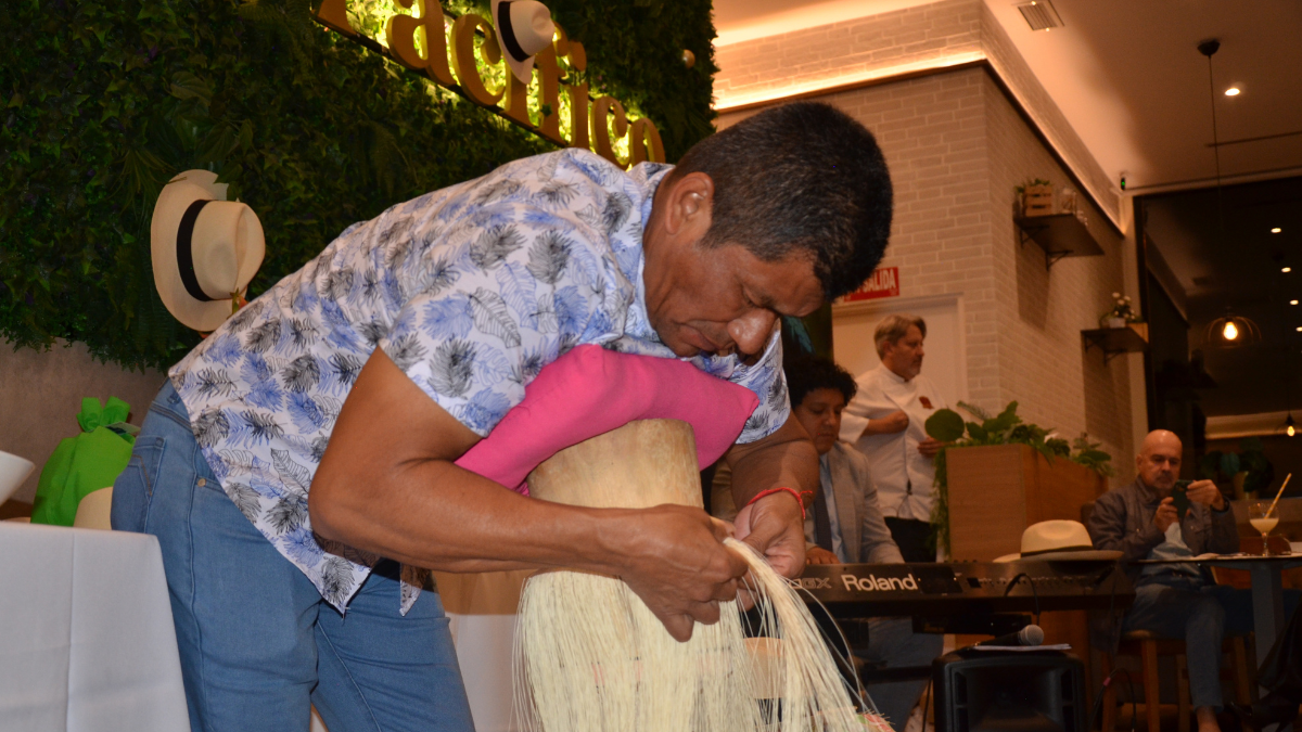 El ecuatoriano Simón Espinal, considerado uno de los mejores tejedores de sombreros finos de paja toquilla del mundo.