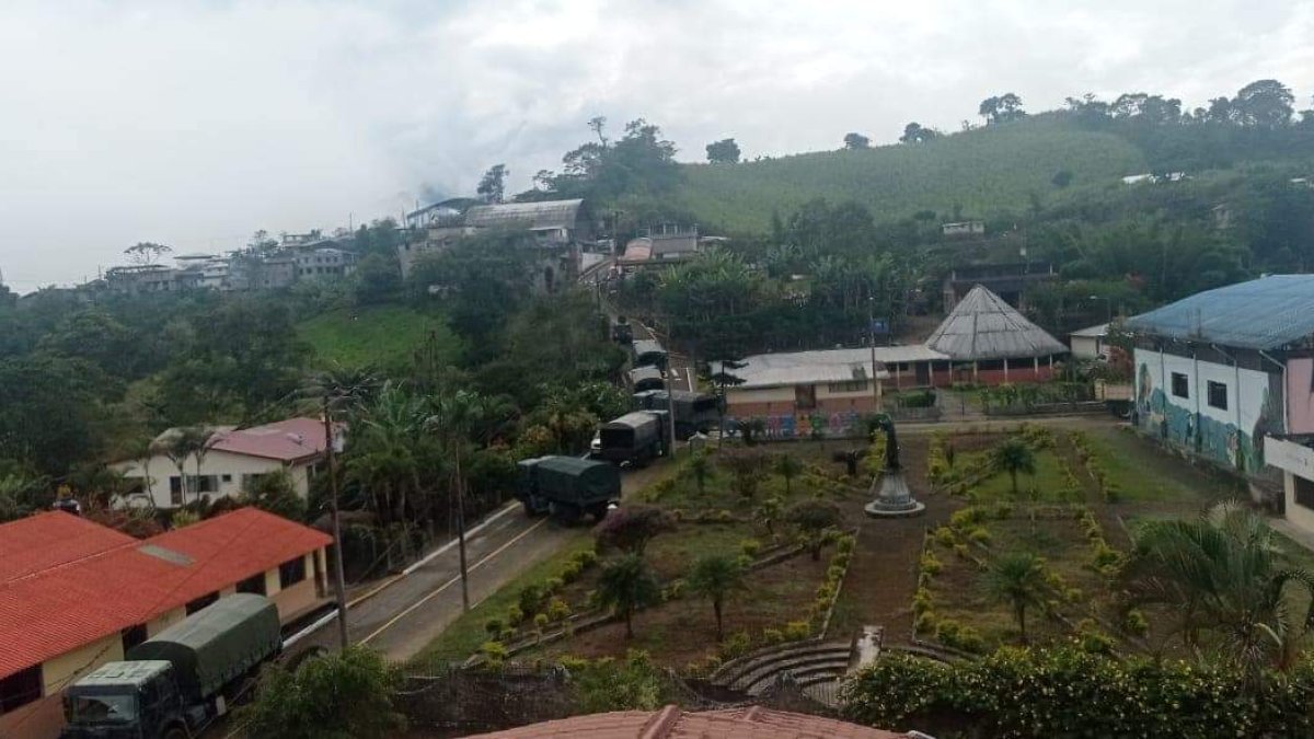 Llegada de los carros de militares a Palo Quemado.