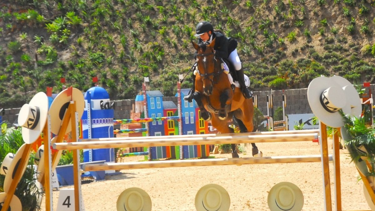 Jóvenes jinetes y amazonas sudamericanas se dieron cita en Quito.