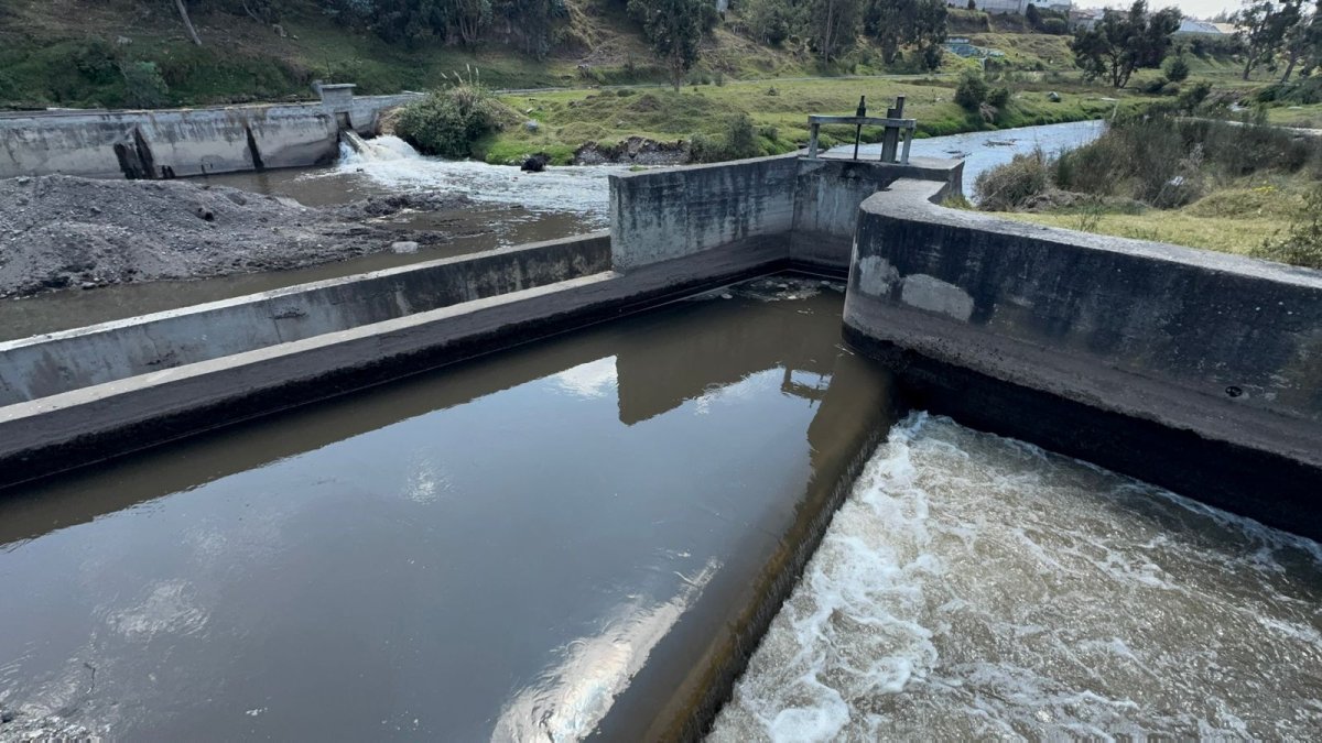 Con la limpieza del canal de riego, los usuarios esperan que se incremente el caudal del agua.