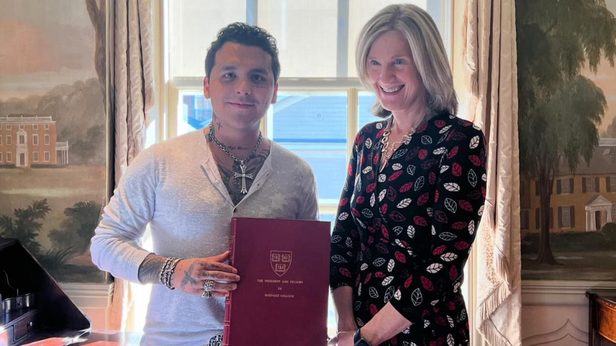 Nodal recibió una condecoración en la Universidad Harvard por su trayectoria musical.