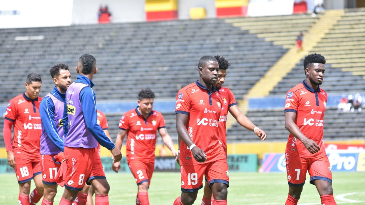 Jugadores de El Nacional terminaron con un evidente descontento tras la derrota contra Orense