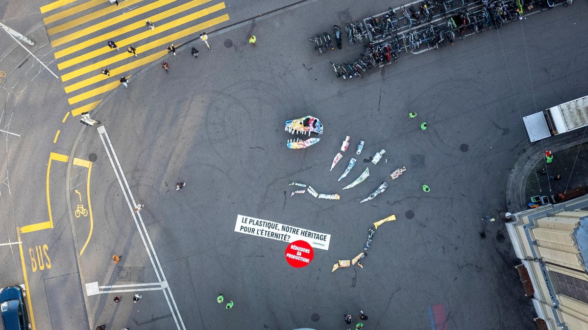 La organización medioambiental Greenpeace desplegó este martes un 