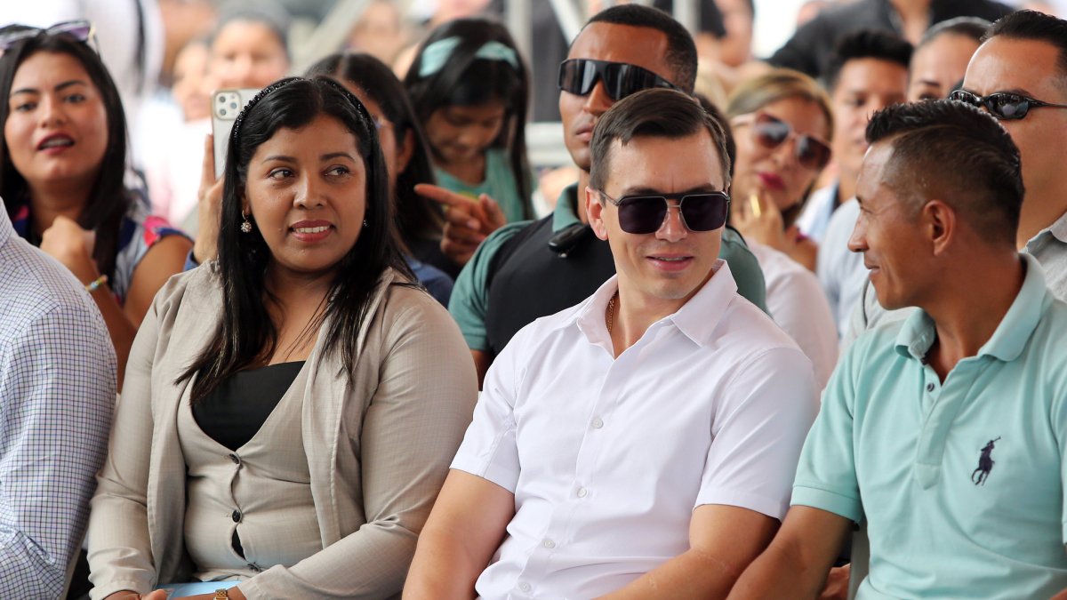 La aprobación de gestión de Daniel Noboa cayó por debajo del 50%, según Perfiles de Opinión.