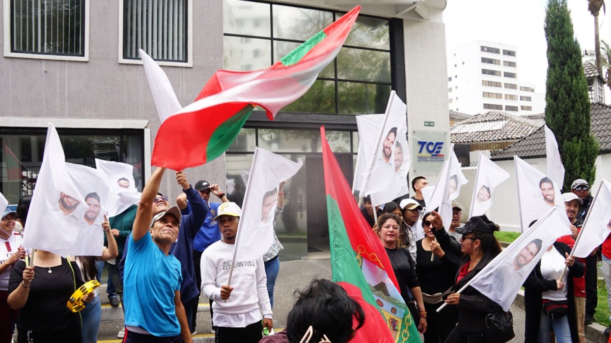 Los simpatizantes de Topic se concentraron en los exteriores del TCE, en Quito.