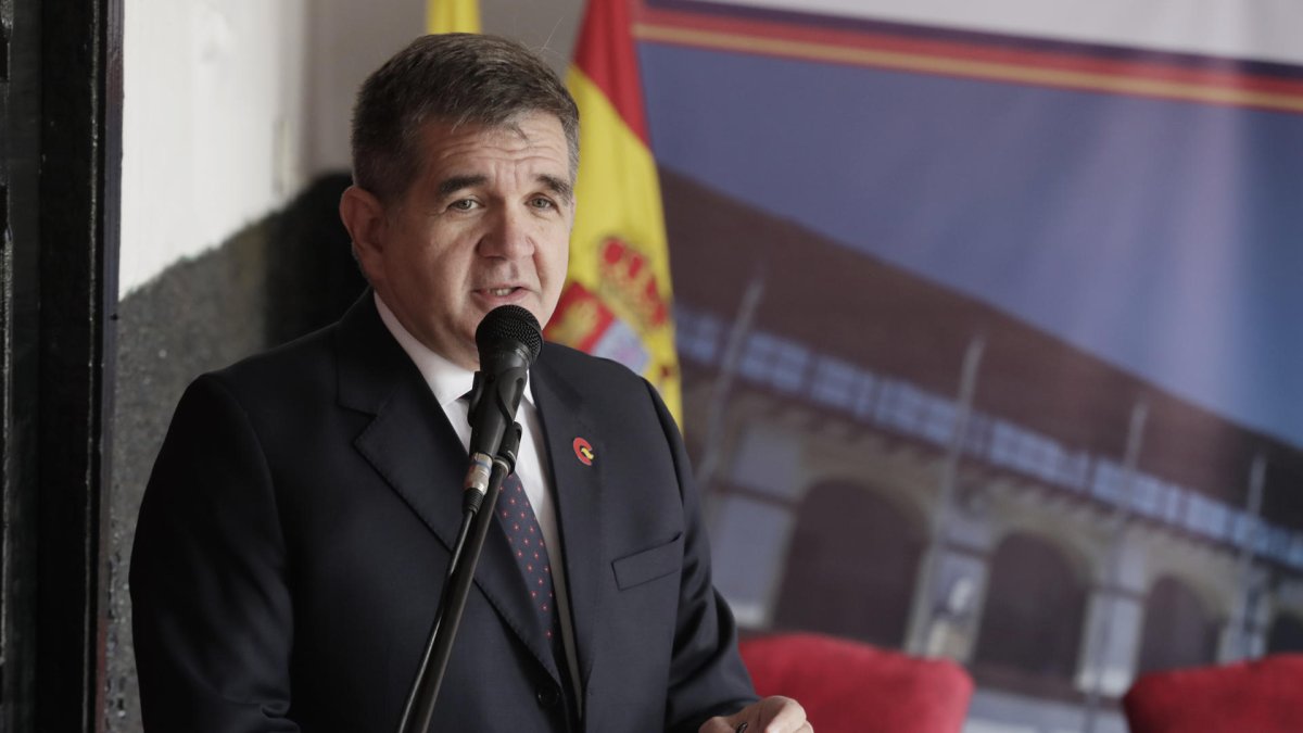 Imagen de archivo fechada el 8 de octubre de 2024 del entonces embajador de España en Colombia, Joaquín María de Arístegui, durante una ceremonia en Bogotá (Colombia).