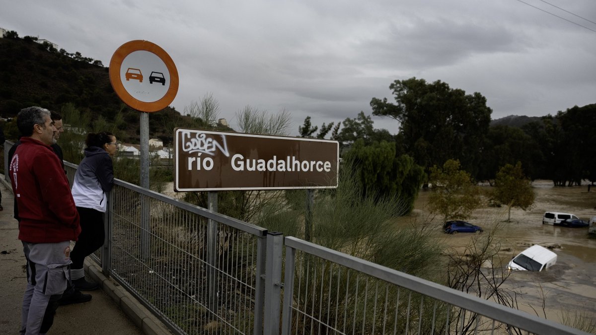 Vecinos de la localidad malagueña de Álora observan este martes las consecuencias tras el desborde del río Guadalhorce debido a las lluvias torrenciales.