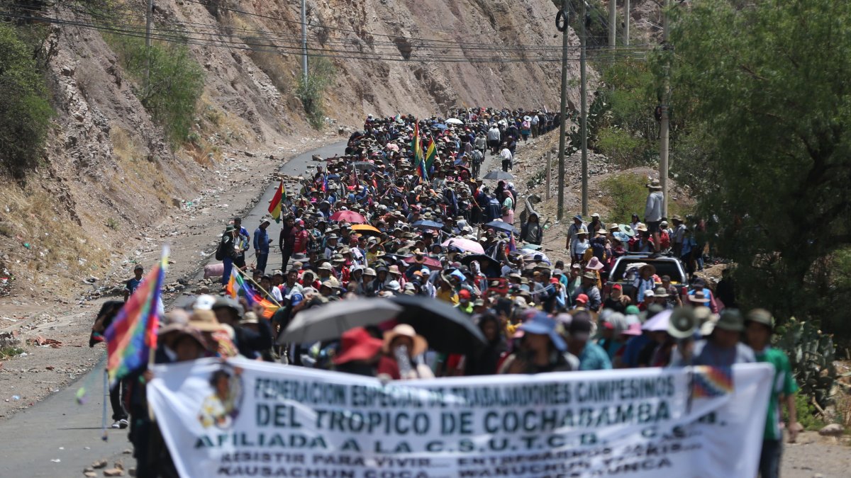 Seguidores del expresidente de Bolivia, Evo Morales, marchan este martes, por una vía bloqueada en Parotani (Bolivia).