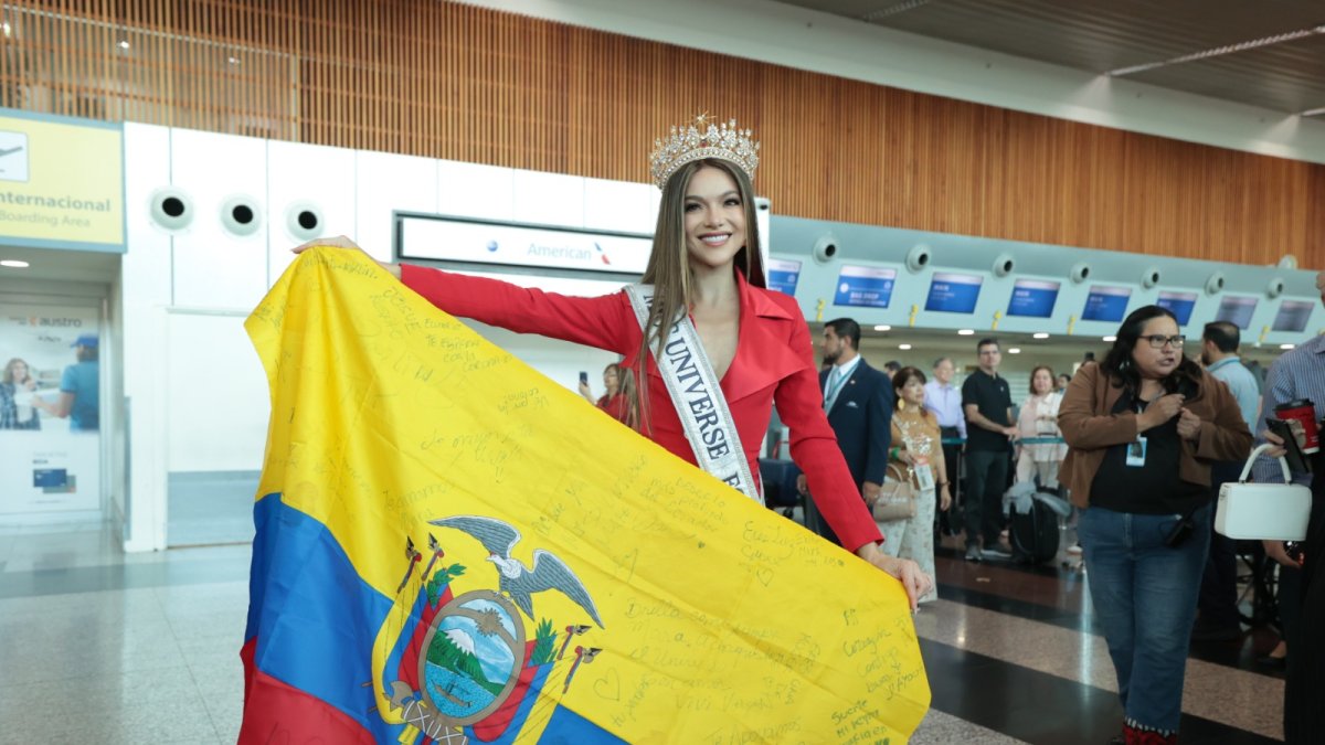 Mara Topic viajó a México con su corona y una bandera tricolor.