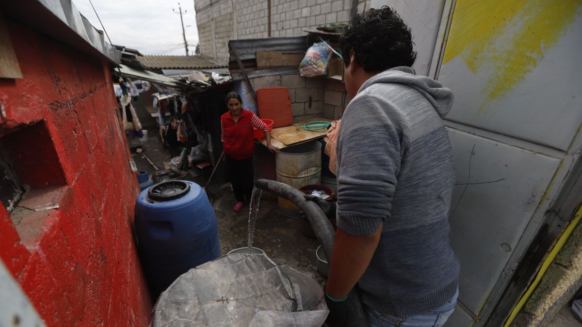 En el barrio La Paz, ubicado en el norte, Blanca Arias recibe agua de un tanquero. El vehículo llega cada tres días, cuenta la moradora.