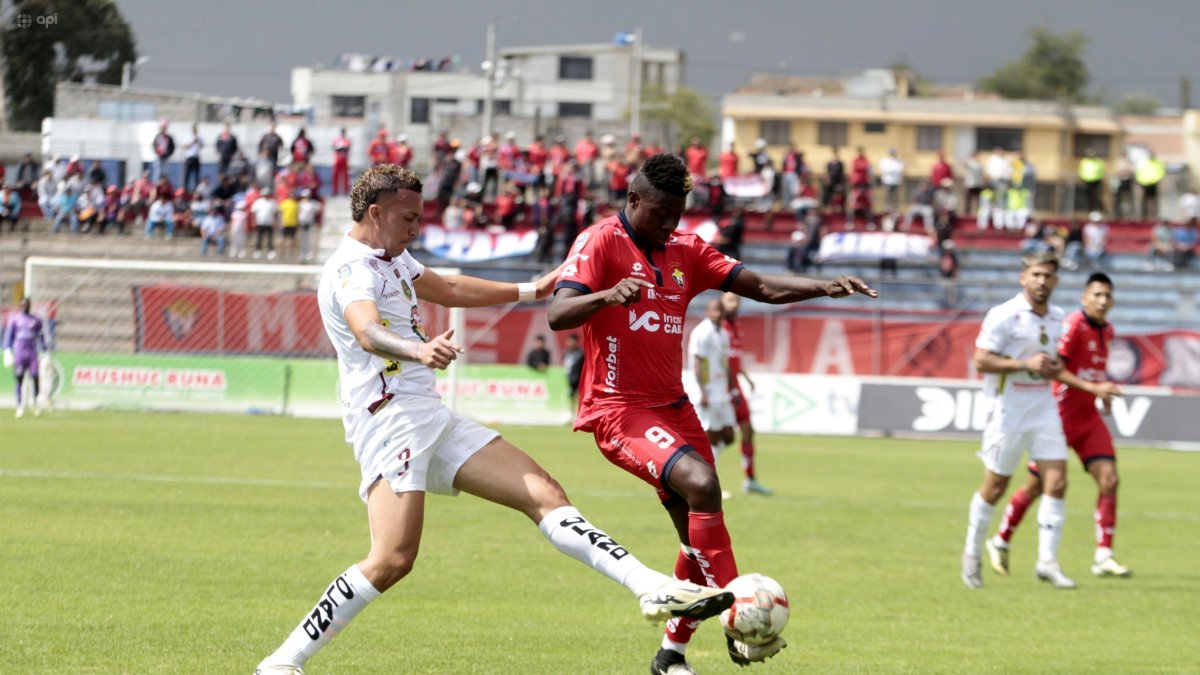 Alejandro Cabeza (d) será la principal carta de El Nacional en la delantera.