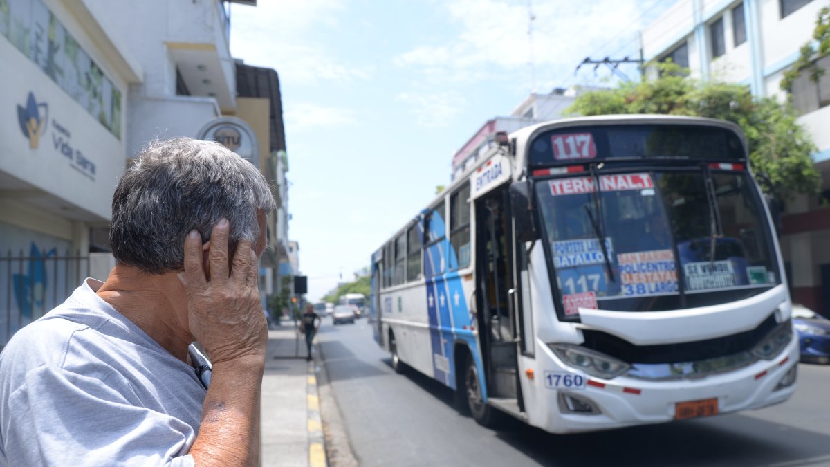 Denuncia. Bosco Rodríguez tiene un negocio sobre la calle Esmeraldas y asegura que ha perdido la audición debido al ruido que generan algunos conductores con sus bocinas.