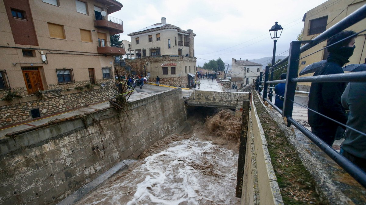 Fotografía del paso del agua en Letur, Albacete, este martes 29 de octubre.