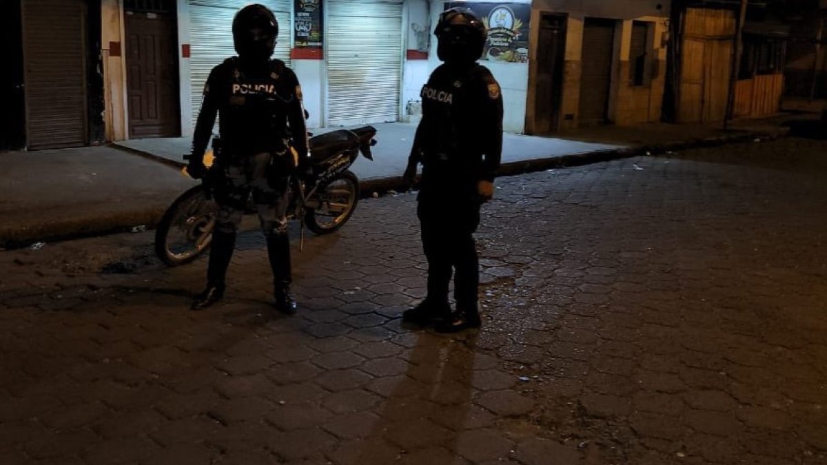 Imagen referencial. Agentes de la Policía cercaron la zona en donde se produjo la explosión del cajero bancario.