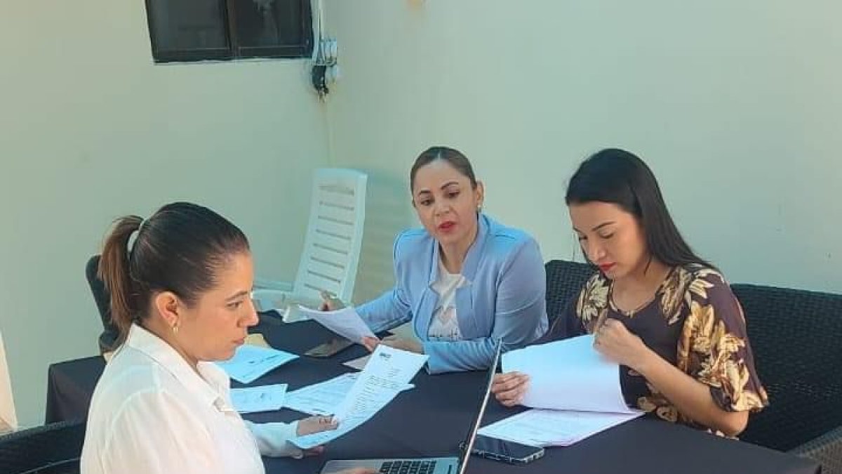 Las concejalas Diana Flores, Estefanía Macías e Ingrid Bowen preparan pruebas de descargo contra el proceso de revocatoria.