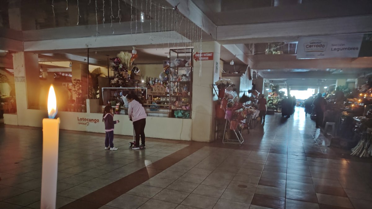 Antes de la compra de los generadores eléctricos los comerciantes usaban velas o permanecían a obscuras.