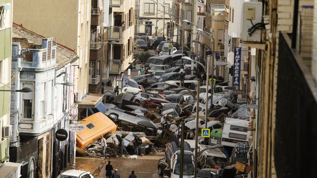 Vehículos amontonados en una calle tras las intensas lluvias de la fuerte dana que afecta especialmente el sur y el este de la península ibérica, este miércoles en Picaña (VaAlencia).