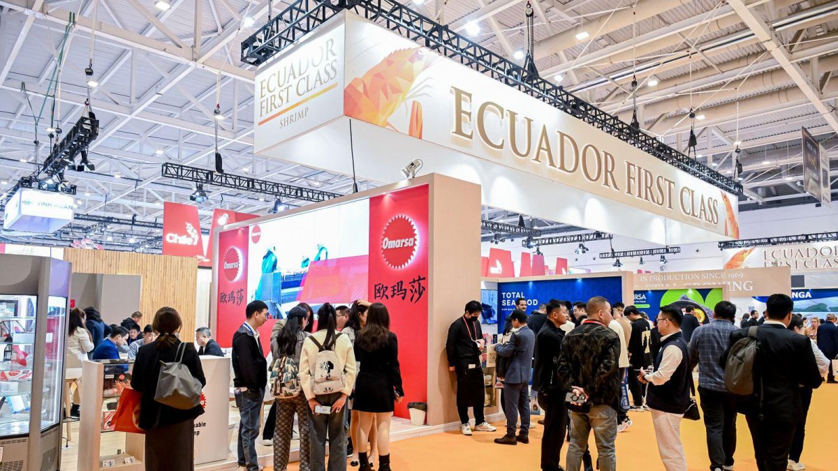 Ecuador expone su camarón en una feria internacional de mariscos.