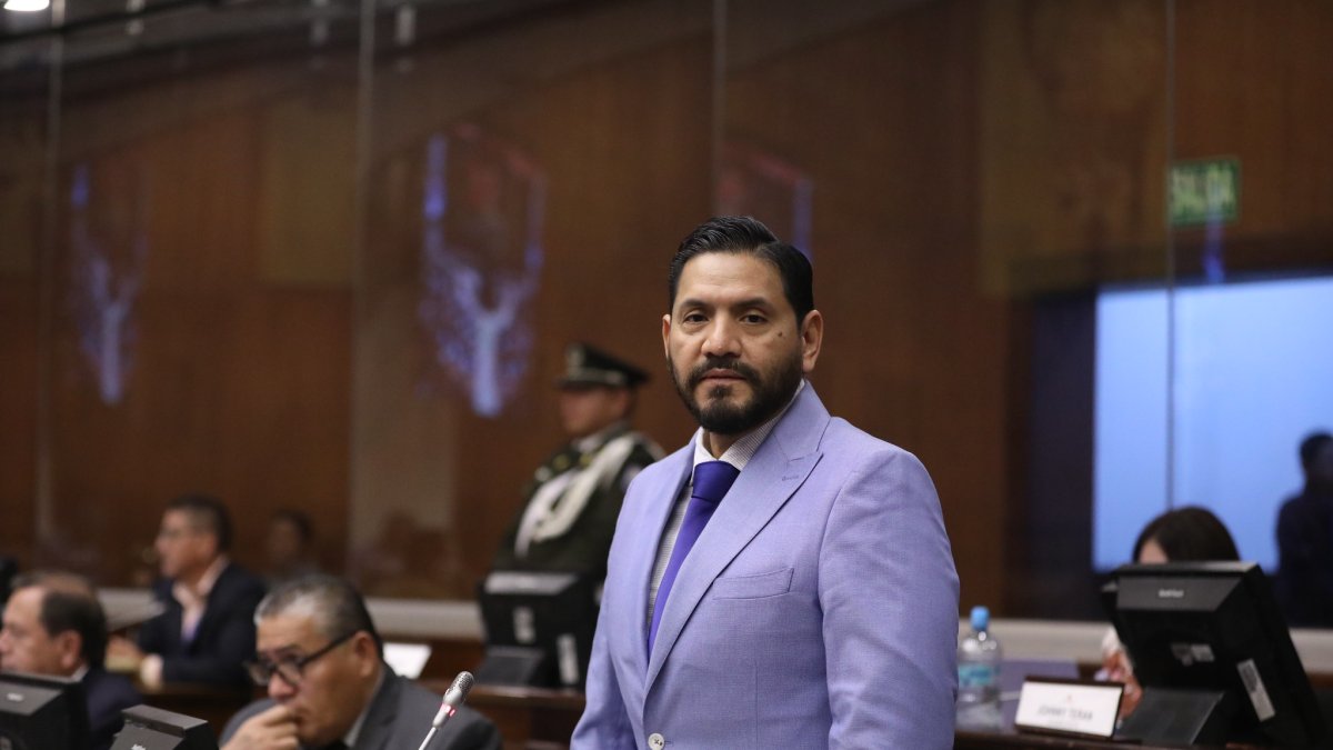 El flamante primer vicepresidente de la Asamblea, Otto Vera, mocionó a los integrantes de la nueva comisión ocasional.