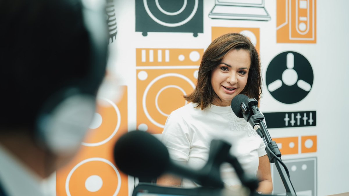 La prefecta Marcela Aguiñaga ocasionalmente realiza enlaces radiales el último jueves de cada mes.