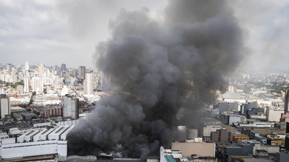 Un incendio que afectó el edificio Shopping 25 de Marzo, ubicado en Brás, una de las principales zonas comerciales de la ciudad, este miércoles, en Sao Paulo (Brasil).