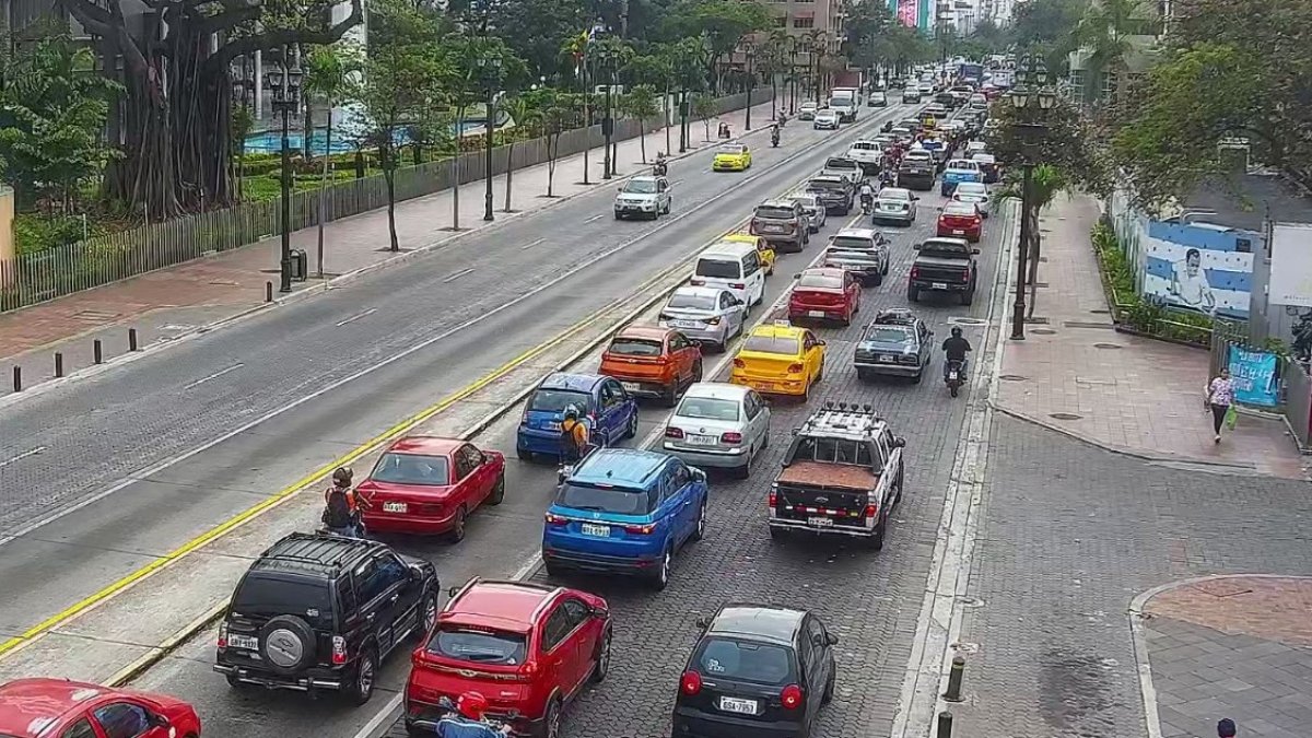Así permanecen las calles del centro Guayaquil durante cada apagón: con atascos que parecen no tener fin.