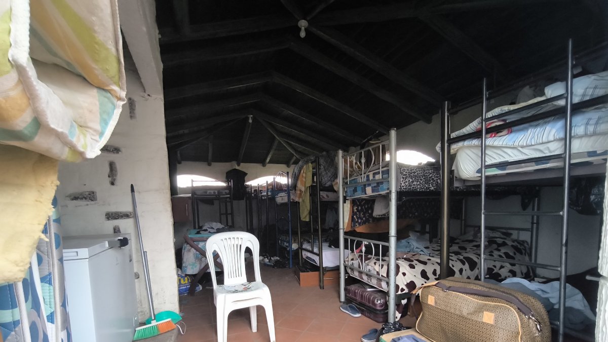 Los pacientes con adicciones estaban encerrados en habitaciones donde había hasta seis camas literas, y en condiciones de insalubridad.