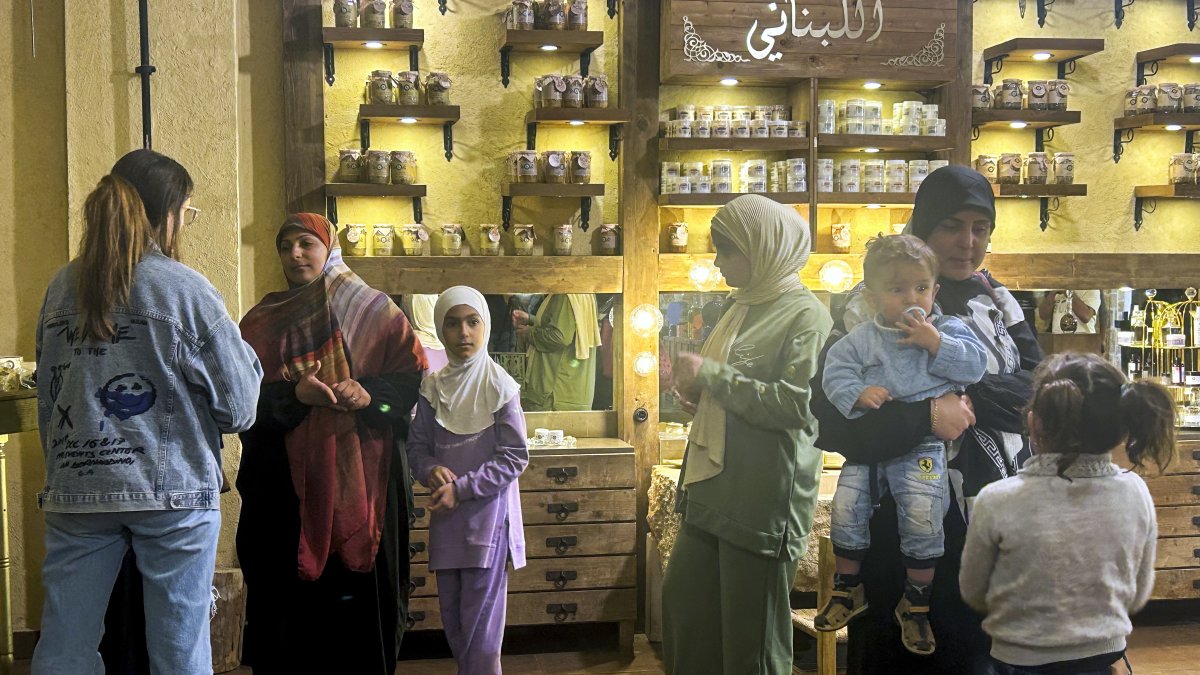 Familias desplazadas del sur del Líbano comienzan el tour formativo en las instalaciones de la ecovilla Khan al Saboun. 