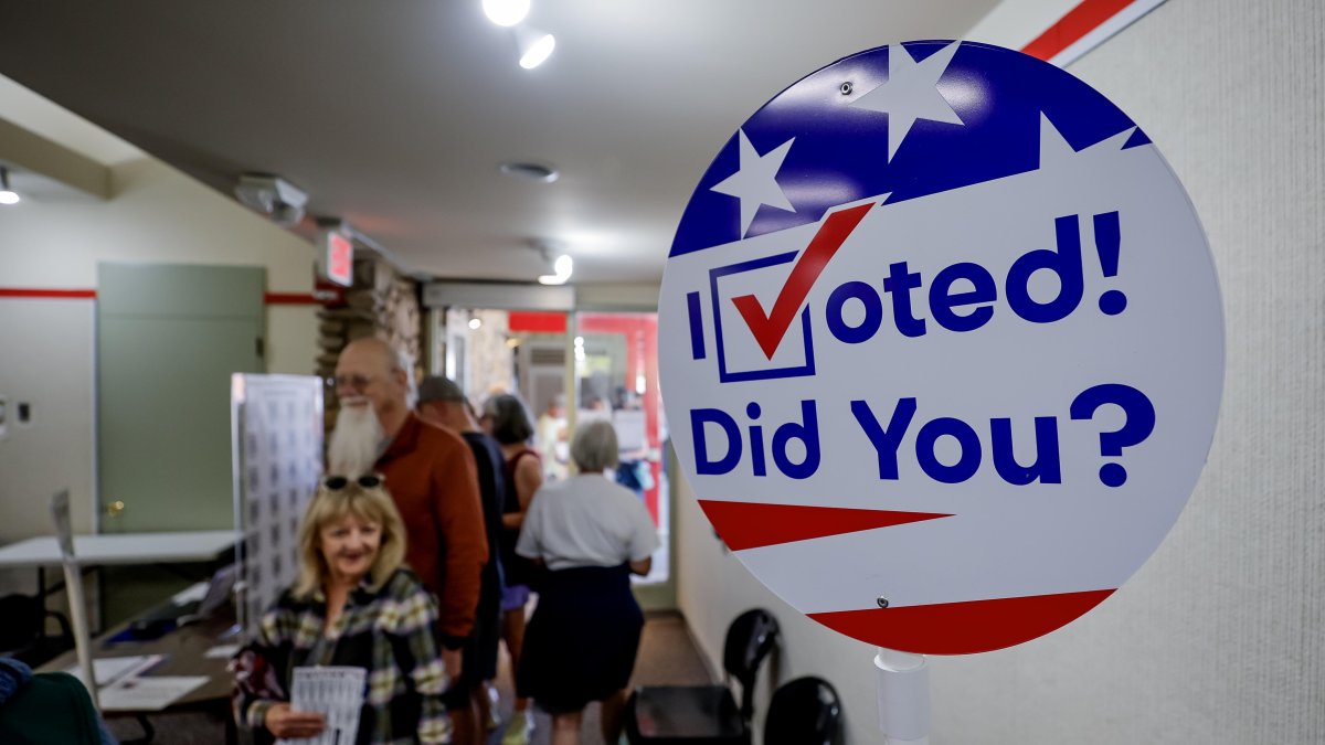 Varias personas emiten sus votos durante la votación anticipada para las elecciones presidenciales de EE. UU.