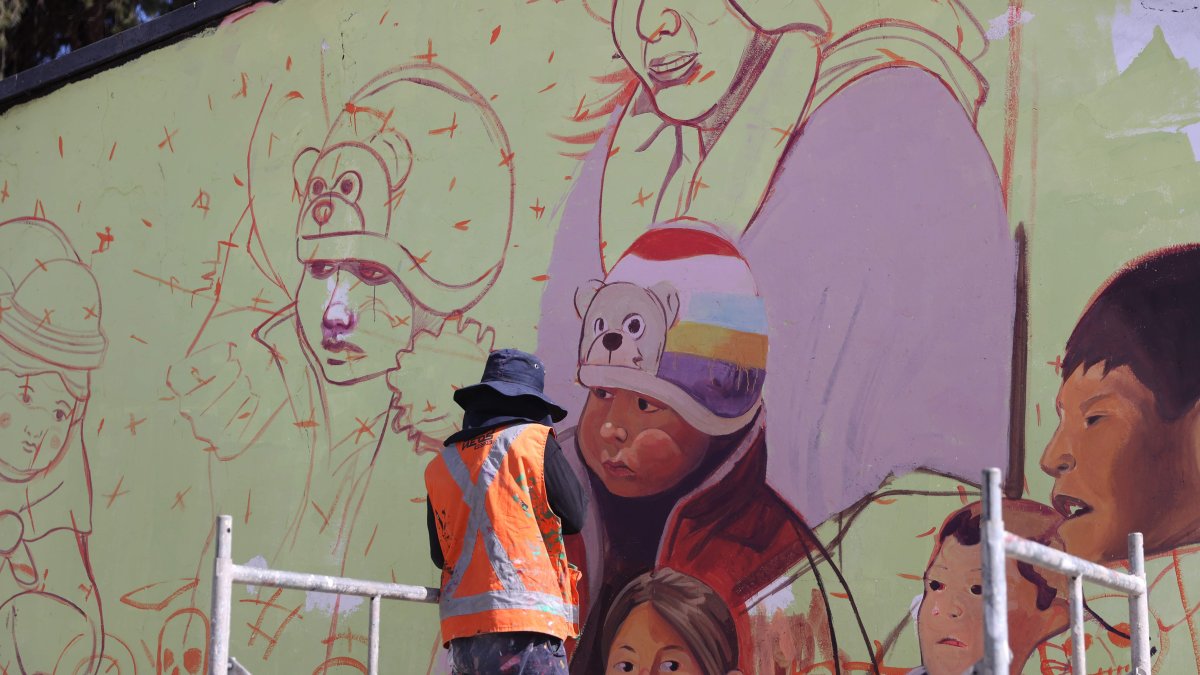 Uno de los artistas participantes del 'Ñatinta 2024' trabaja en su mural en el cementerio general este miércoles, en La Paz (Bolivia).