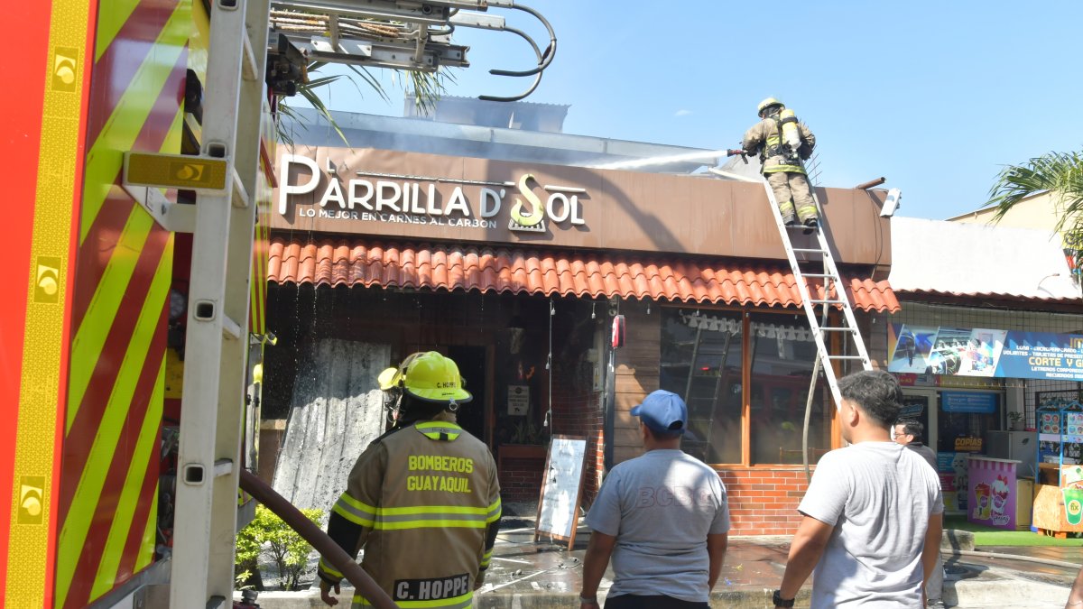 Incendio en restaurante al centro de Guayaquil.