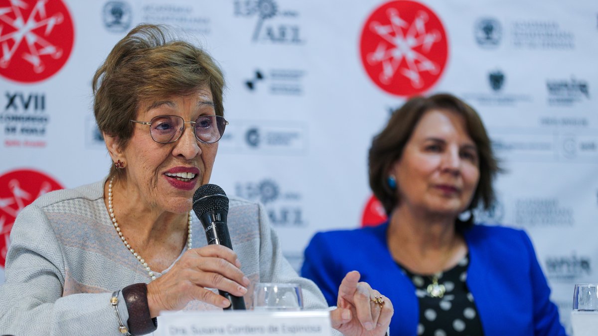 La presidenta de la Academia de la Lengua de Ecuador, Susana Cordero (i), habla en una rueda de prensa en Quito.
