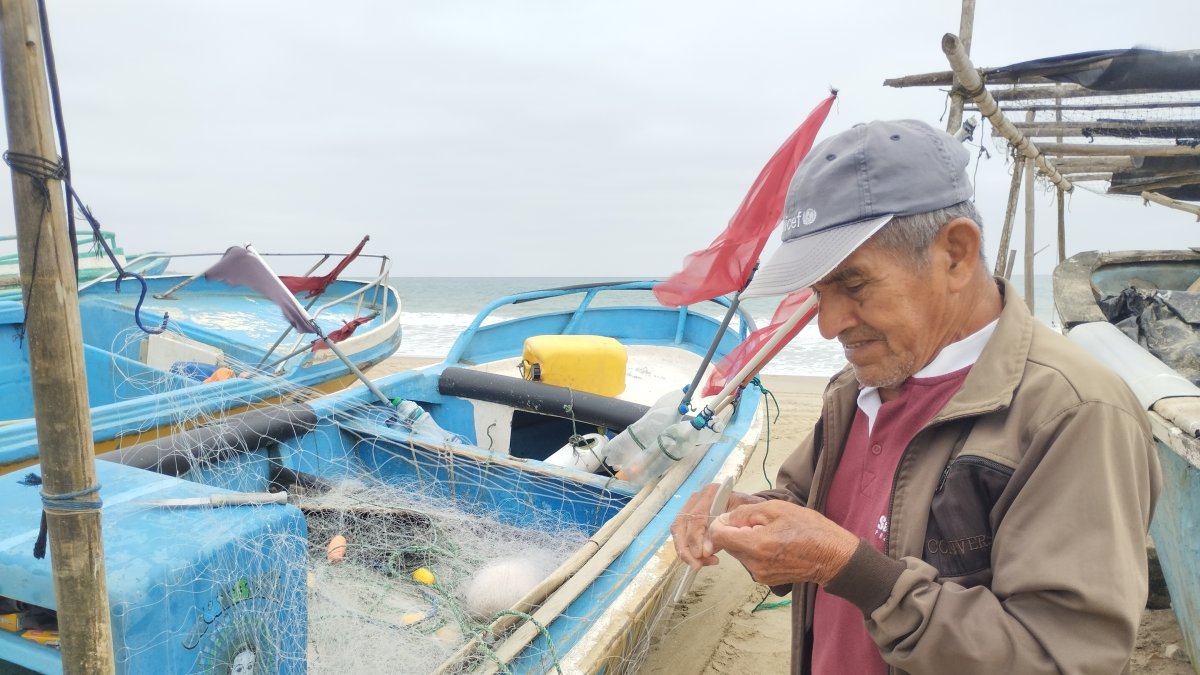 El pescador Santo Rodríguez con 77 años, es un referente del oficio de remendar redes de pesca.