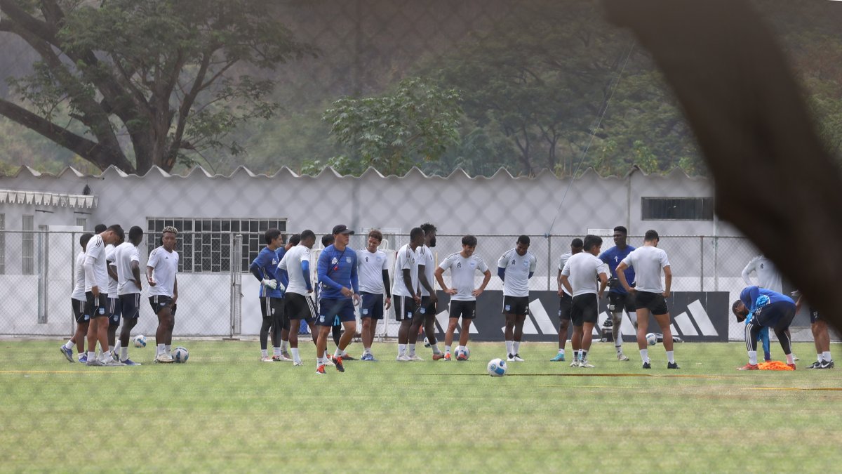 Los jugadores de Emelec siguen entrenando pese a las deudas que mantienen con ellos.