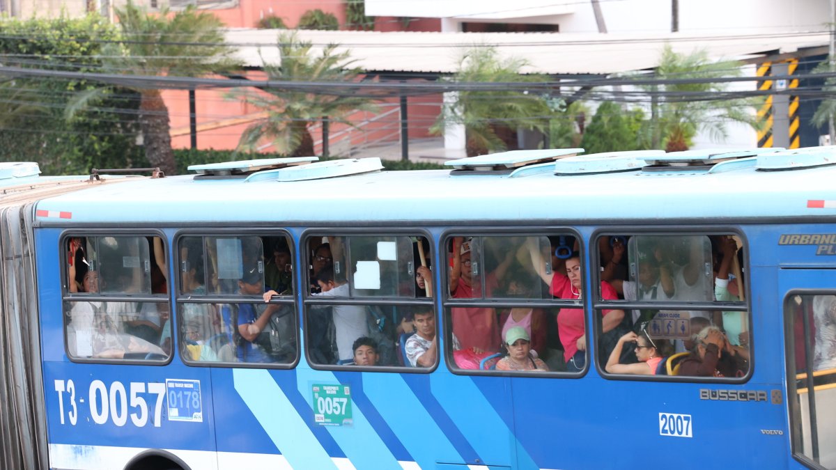 El ciudadano solicita que las unidades no vayan repletas como, de forma habitual, sucede, como se observa en la imagen.
